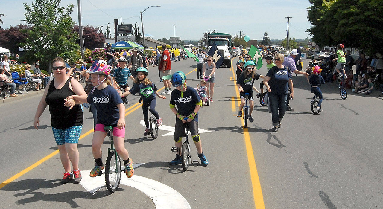 Youth unicyclists from Hamilton School in Port Angeles entertain parade-goers on Saturday. (Keith Thorpe/Peninsula Daily News)