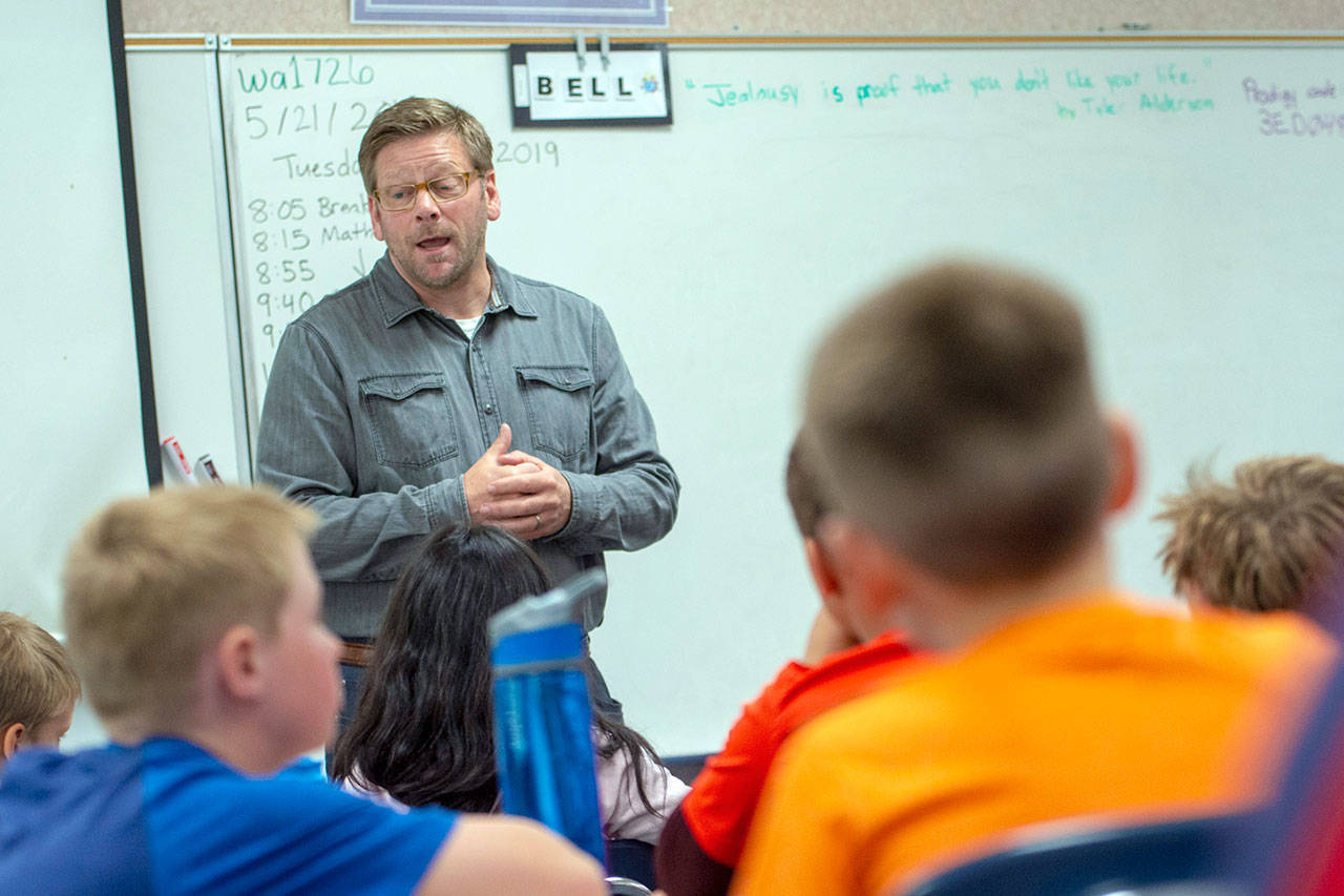 State Rep. Mike Chapman speaks to fourth-grade students at Jefferson Elementary School about straws. (Jesse Major/Peninsula Daily News)