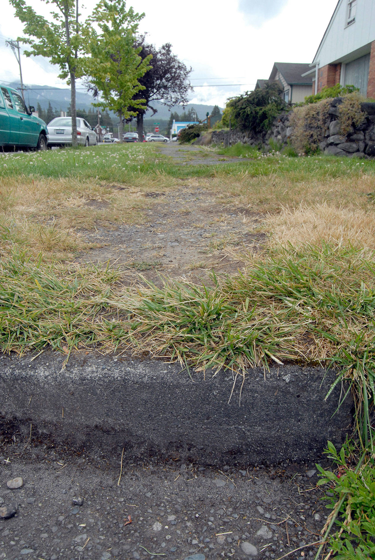 A curb without a wheelchair access cut stands at the corner of Francis and Georgiana streets in Port Angeles. (Keith Thorpe/Peninsula Daily News)