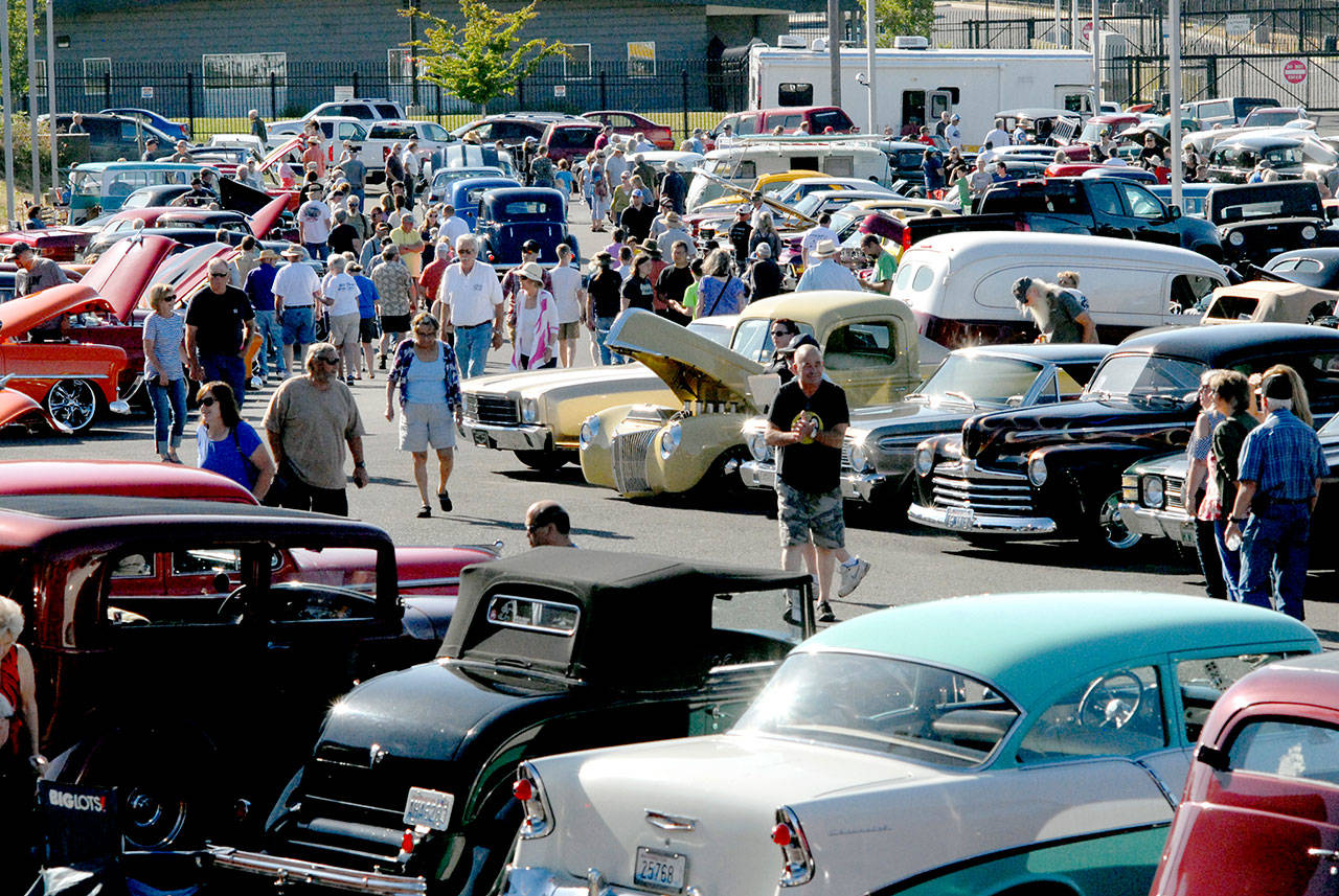 Vintage car enthusiasts mingle among some of the hundreds of automobiles on display at the 2018 Ruddell Auto Cruise-In in Port Angeles. (Keith Thorpe/Peninsula Daily News)