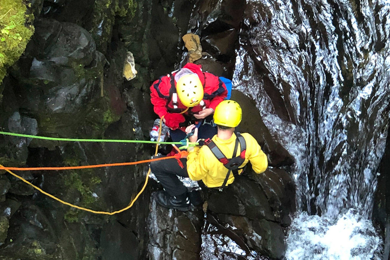 Crews rescue teenager stuck on rock in Sol Duc River