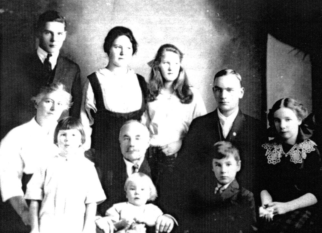 Harry and Edna Coventon are shown with eight of their nine children around 1917. (Ernie Coventon)