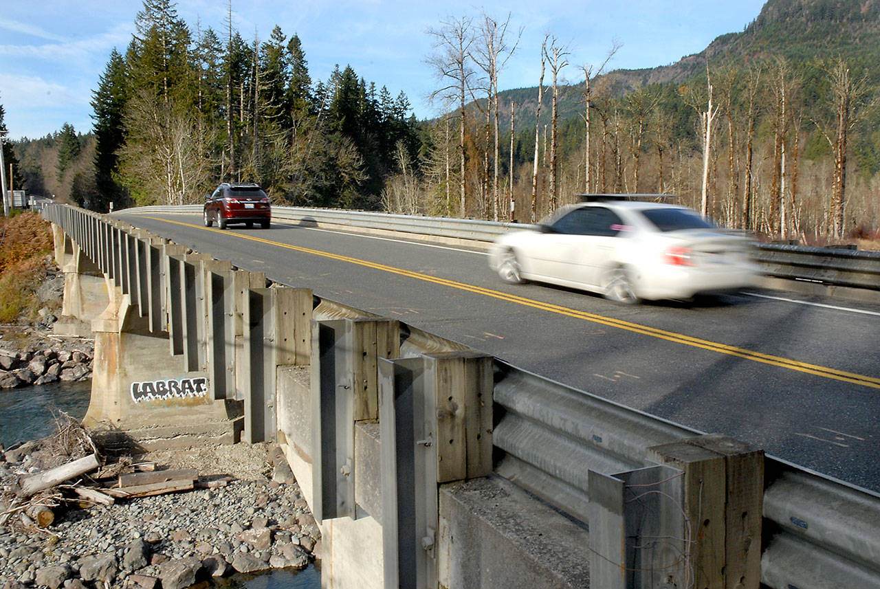 Traffic makes its way across the U.S. Highway 101 bridge over the Elwha River west of Port Angeles. (Keith Thorpe/Peninsula Daily News)