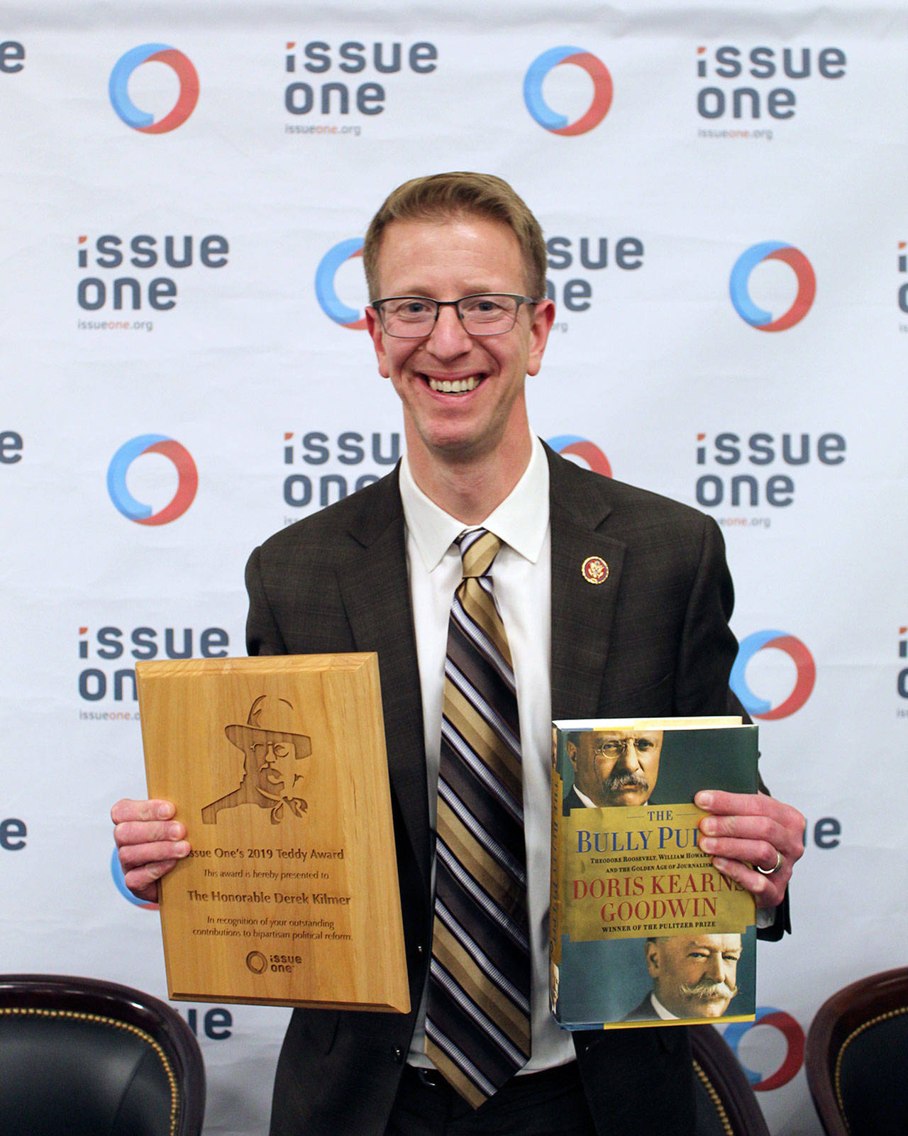 Rep. Derek Kilmer receives the Teddy Roosevelt Courage Award from Issue One.