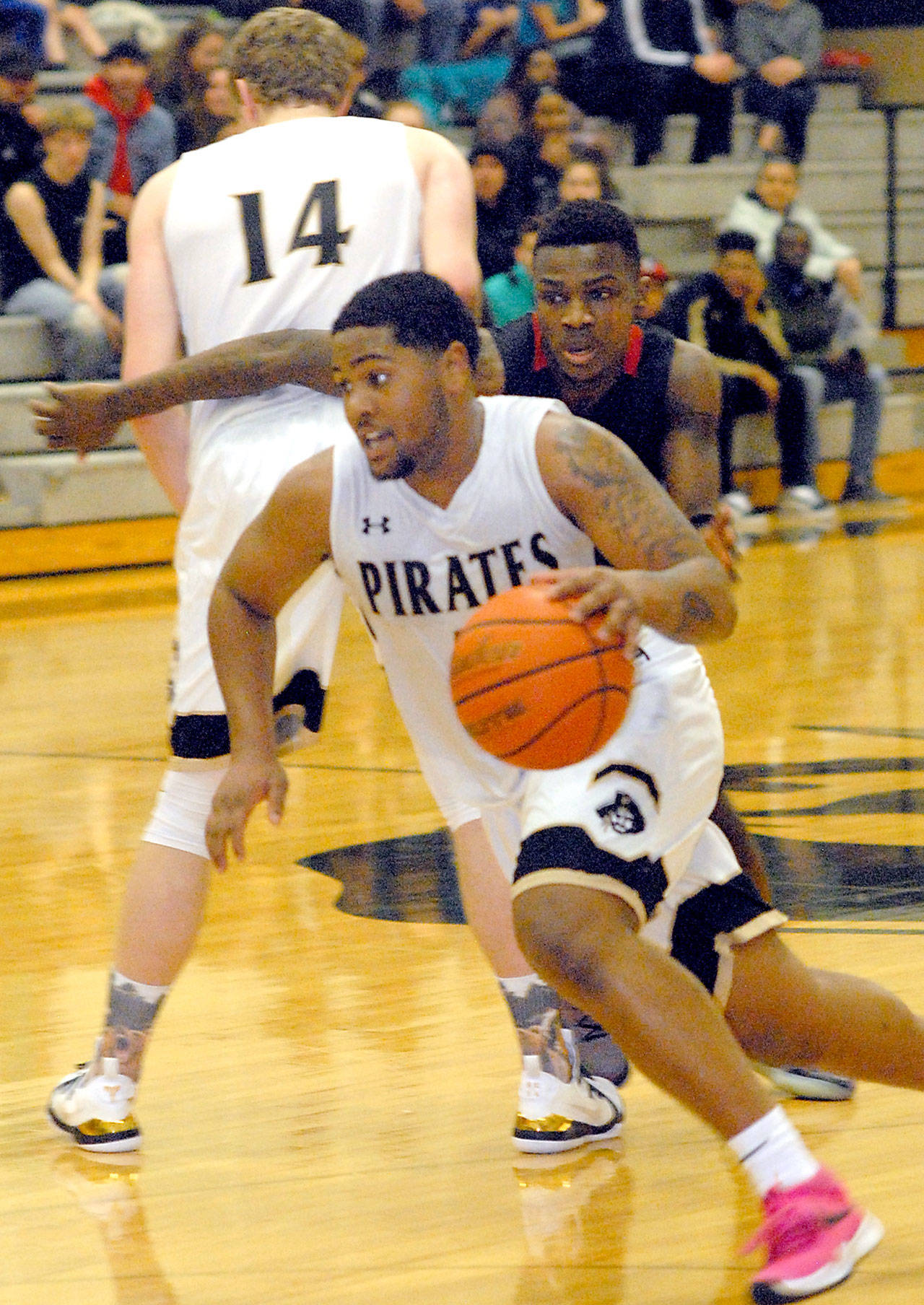 Keith Thorpe/Peninsula Daily News Peninsula’s Davien Harris-Williams, front, led the Pirates in scoring last year at 16.8 points per game.