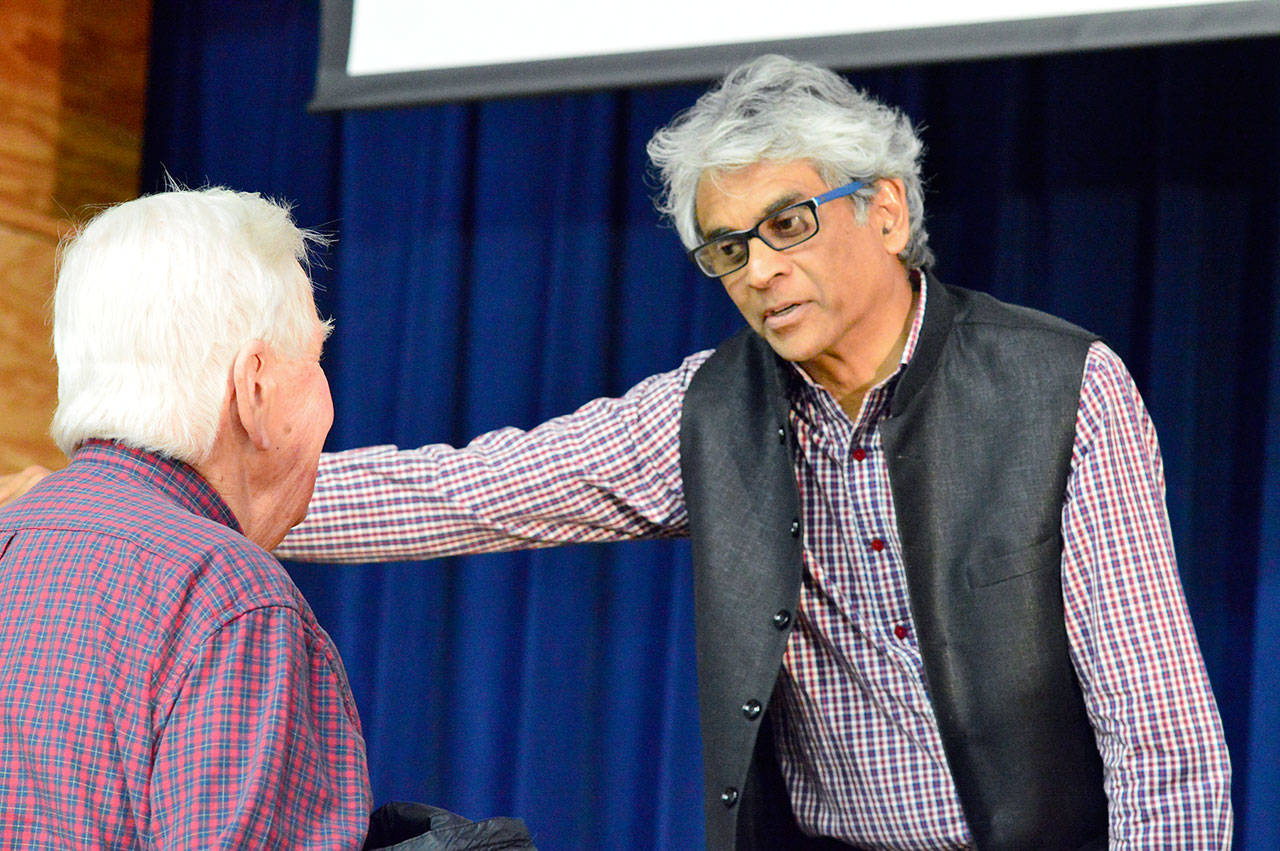 Journalist Fred de Sam Lazaro chats with an attendee of his Communiversity discussion in Port Townsend. (Diane Urbani de la Paz/for Peninsula Daily News)