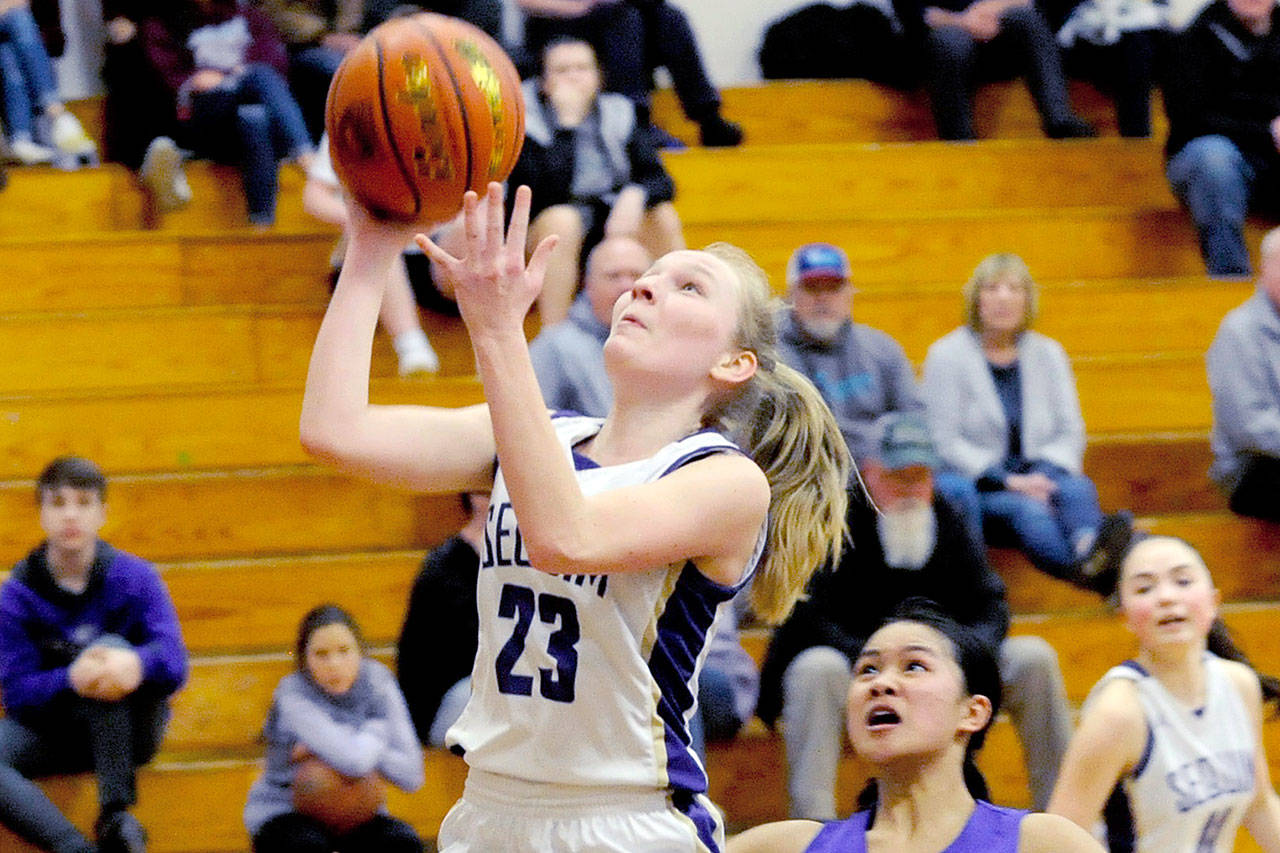 Conor Dowley/Olympic Peninsula News Group Sequim’s Melissa Porter goes up for a layup against Foster on Wednesday. Porter scored 14 of her game-high 19 points on the night off fast breaks.