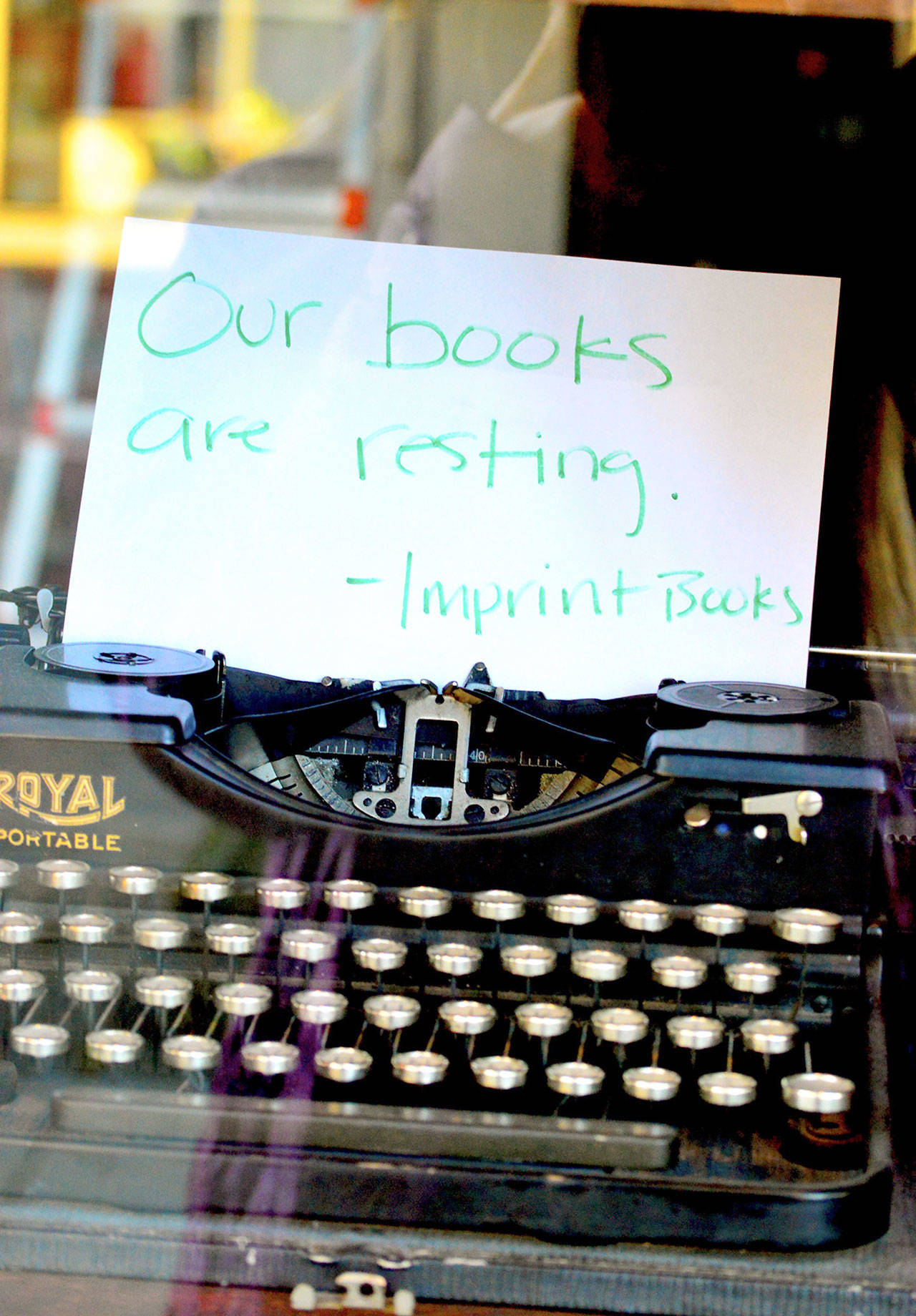 A message and a vintage typewriter wait in the window of Port Townsend’s Writers’ Workshoppe-Imprint Books. (Diane Urbani de la Paz/for Peninsula Daily News)
