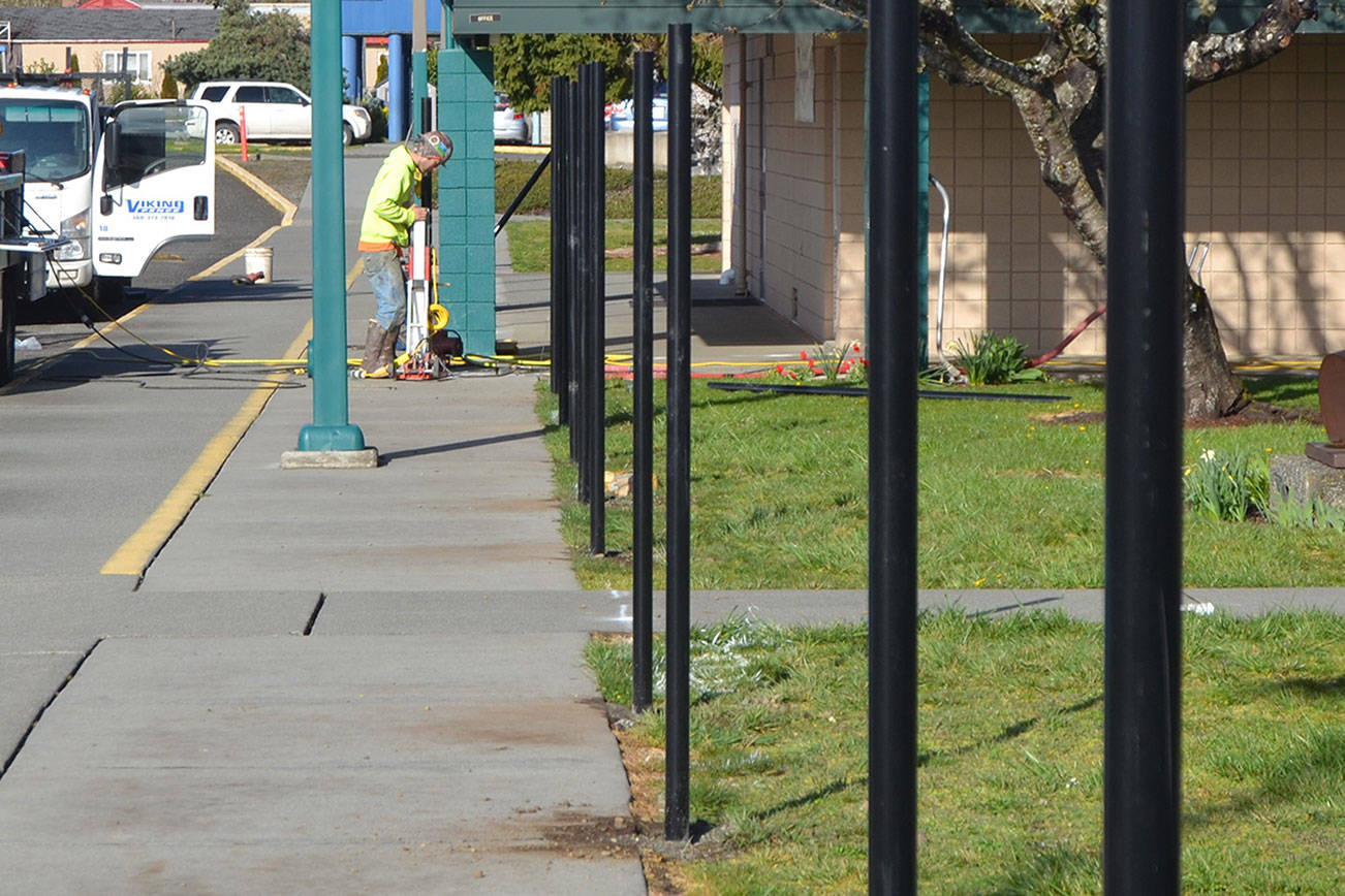Security fence goes up at Helen Haller Elementary