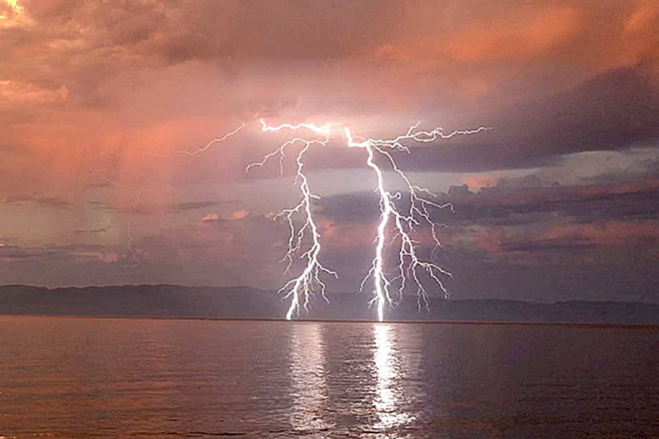 Lightning flashes Peninsula Daily News