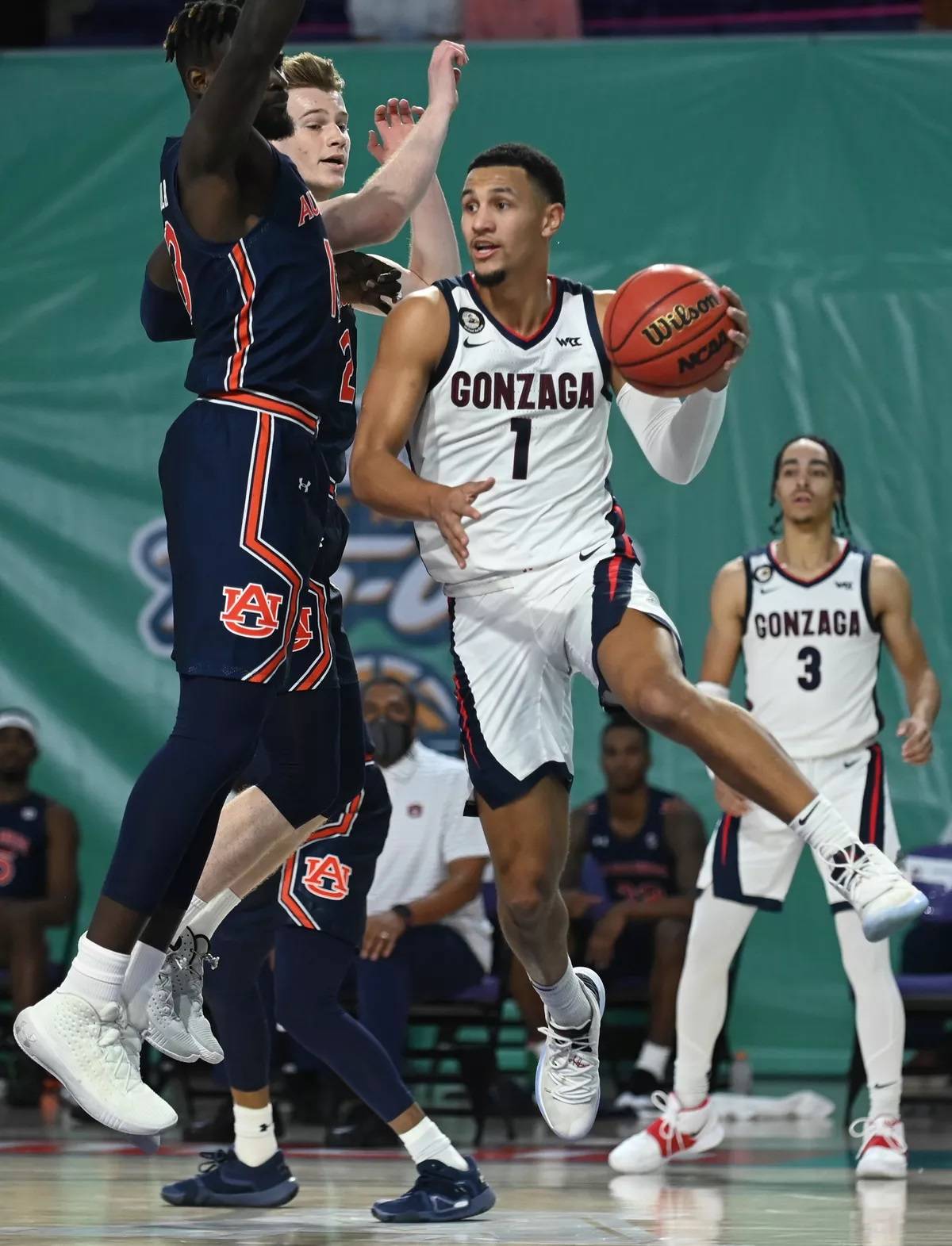 Gonzaga guard Jalen Suggs (1) passes to a teammate against Auburn on Nov. 27, 2020, at the Fort Myers Tip-Off in Fort Myers, Florida. (Chris Tilley/Fort Myers Tip-Off via McClatchy News Service)
