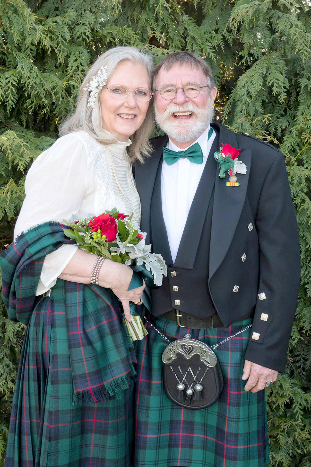Cathy Haight et Michael Eakle de Port Angeles ont choisi la tenue écossaise pour leur mariage de mars. (Photo soumise)