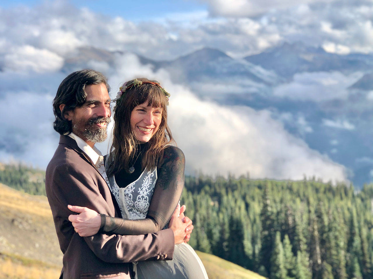 Lou Quevedo et Ann Carlson ont choisi les montagnes olympiques comme toile de fond pour leur mariage d'octobre. (Photo soumise)