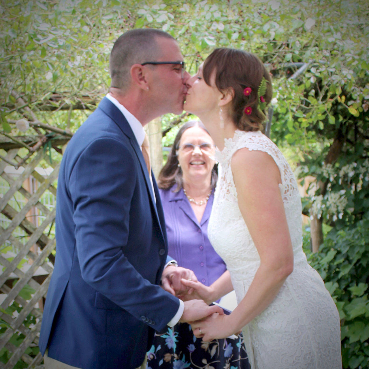 Jason Treffry et Shanta Corra se sont mariés dans la cour des parents de Corra à Port Townsend, avec Kathy Stevenson officiant. (Photo soumise)