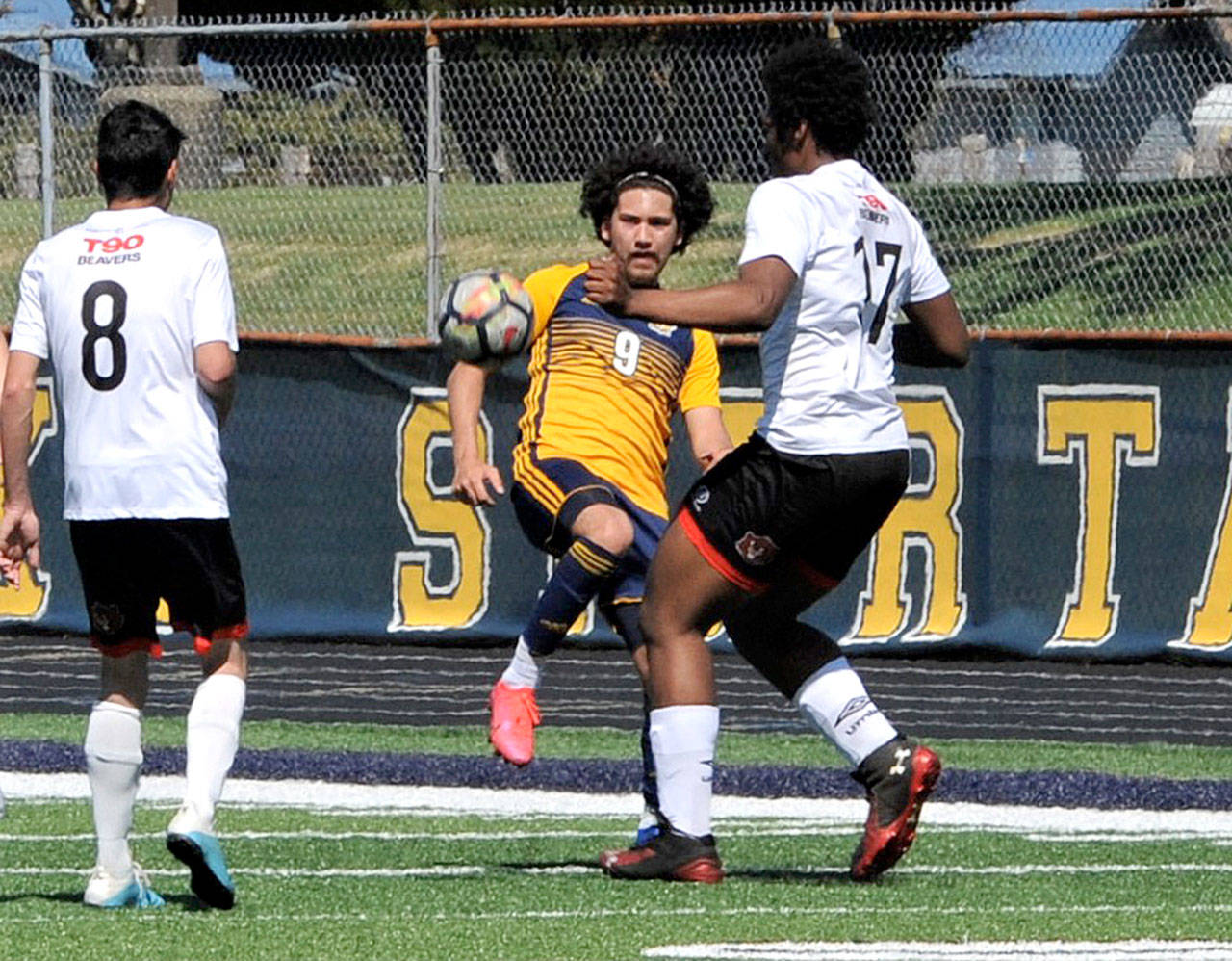 Forks’ Tony Flores-Hernandez (9) battles for a loose ball against Elma in Forks on Saturday. (Lonnie Archibald/for Peninsula Daily News)