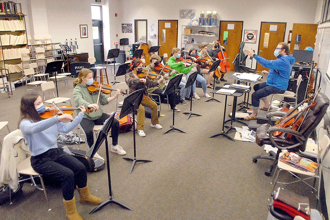 Keith Thorpe/Peninsula Daily News
Members of the Port Angeles High School Chamber Orchestra practice in class on Tuesday under the direction of instructor Nathan Rodahl, right.