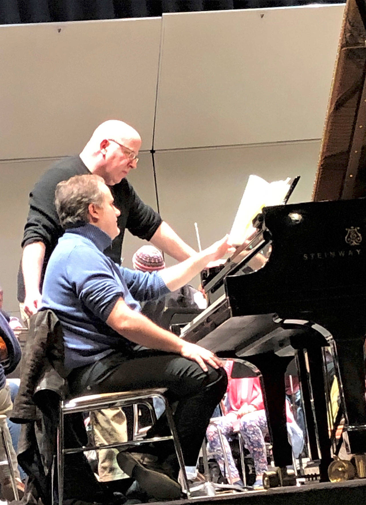 Pianista Jozo de Solaun a dirigent Jonathan Pasternak v Port Angeles se naposledy potkali na zkoušce symfonie v únoru 2020 (Foto Dorthe Grube Porter / Port Angeles Symphony)