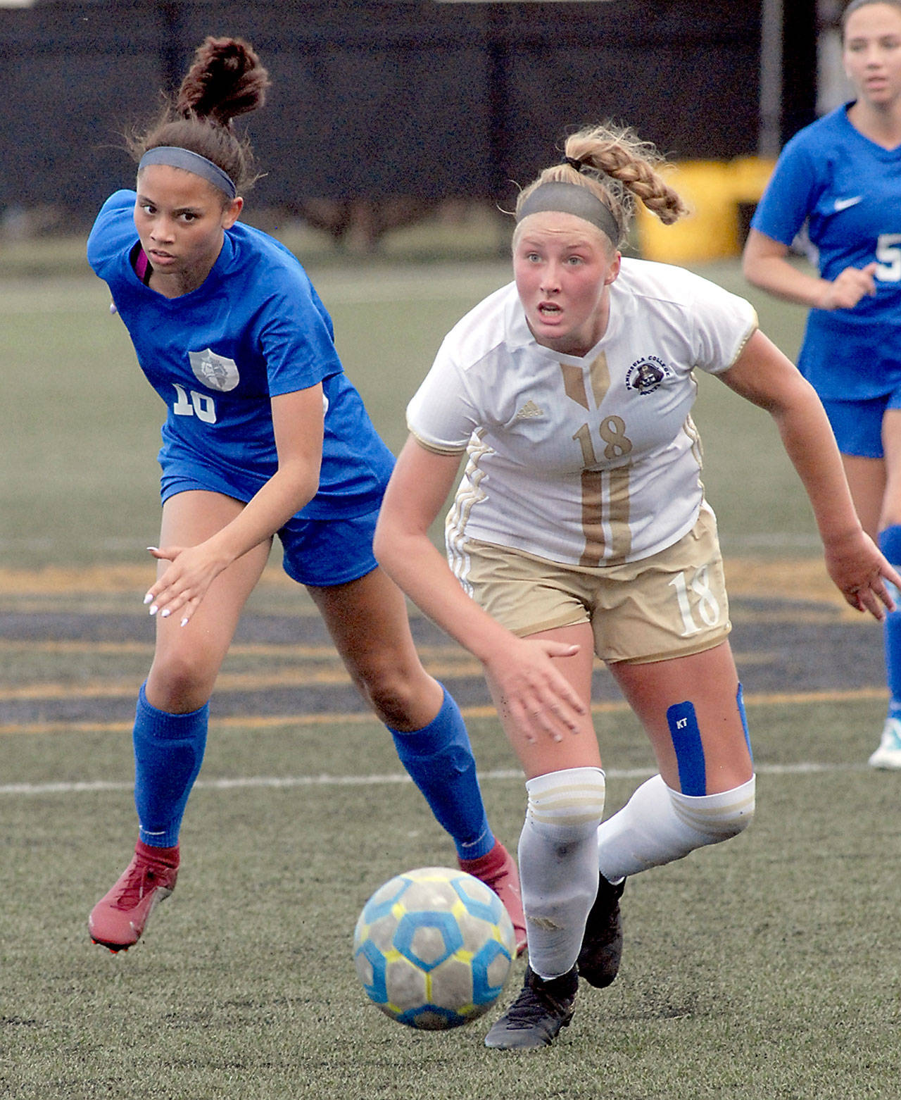 Peninsula College’s Kyrsten McGuffey, right, outraces Edmonds’ Kaylinn Lawrence and dribbles downfield during a fall 2019 game at Wally Sigmar Field. McGuffey, a Port Angeles standout, returns for her sophomore season along with a host of talented Pirates. (Keith Thorpe/Peninsula Daily News)