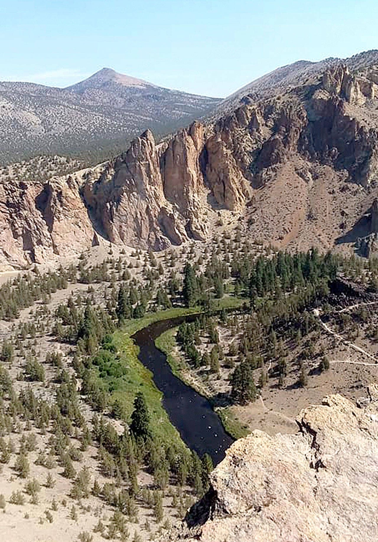 The Crooked River from the 3,360-foot summit of Misery Ridge in central Oregon. (Pierre LaBossiere/Peninsula Daily News)