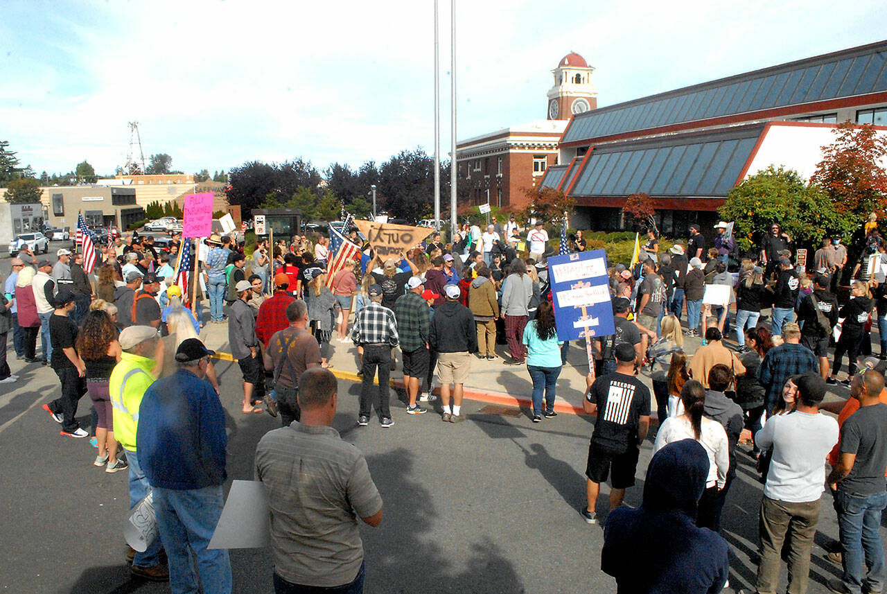 Protesters' vaccination mandate meets Friday in front of the Clallam County Courthouse in Port Angeles.  (Keith Thorpe / Peninsula Daily News)