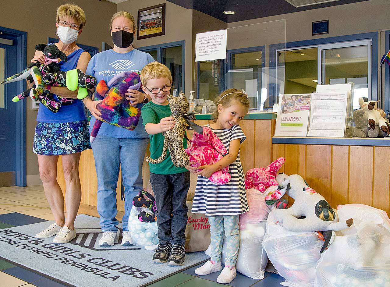 Holding animals sewn by Sequim’s Fiber Arts Neighborhood Group are, from left, Monica Dixon of the Sequim group, which is part of the American Sewing Guild; Tessa Jackson, director of the Sequim unit of the Boys & Girls Clubs of the Olympic Peninsula; Nick, 5; and Josie, 4; of Great Futures Preschool, housed at the Sequim unit. (Emily Matthiessen/Olympic Peninsula News Group)