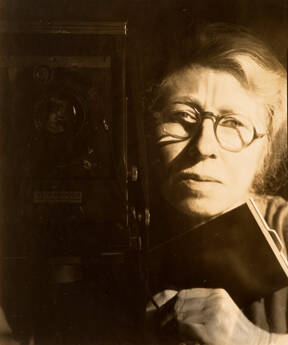 Self-Portrait with Korona View, 1933, Imogen Cunningham, gelatin silver print. (Copyright the Imogen Cunningham Trust)