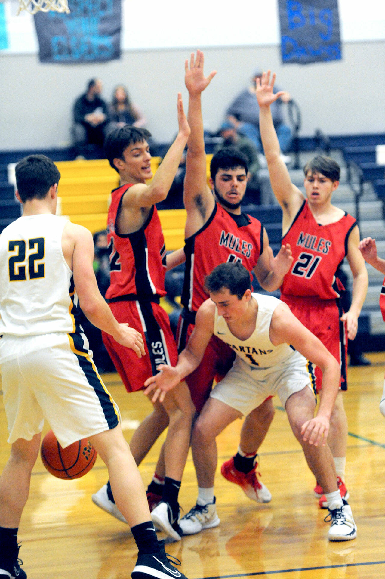 Forks’ Riley Pursley (1) eyes the ball beneath the Wahkiakum defense from left Titan Niemela, Dominic Curl, and Tanner Collupy. Looking on is Spartan Brody Lausche (22). Photo by Lonnie Archibald.