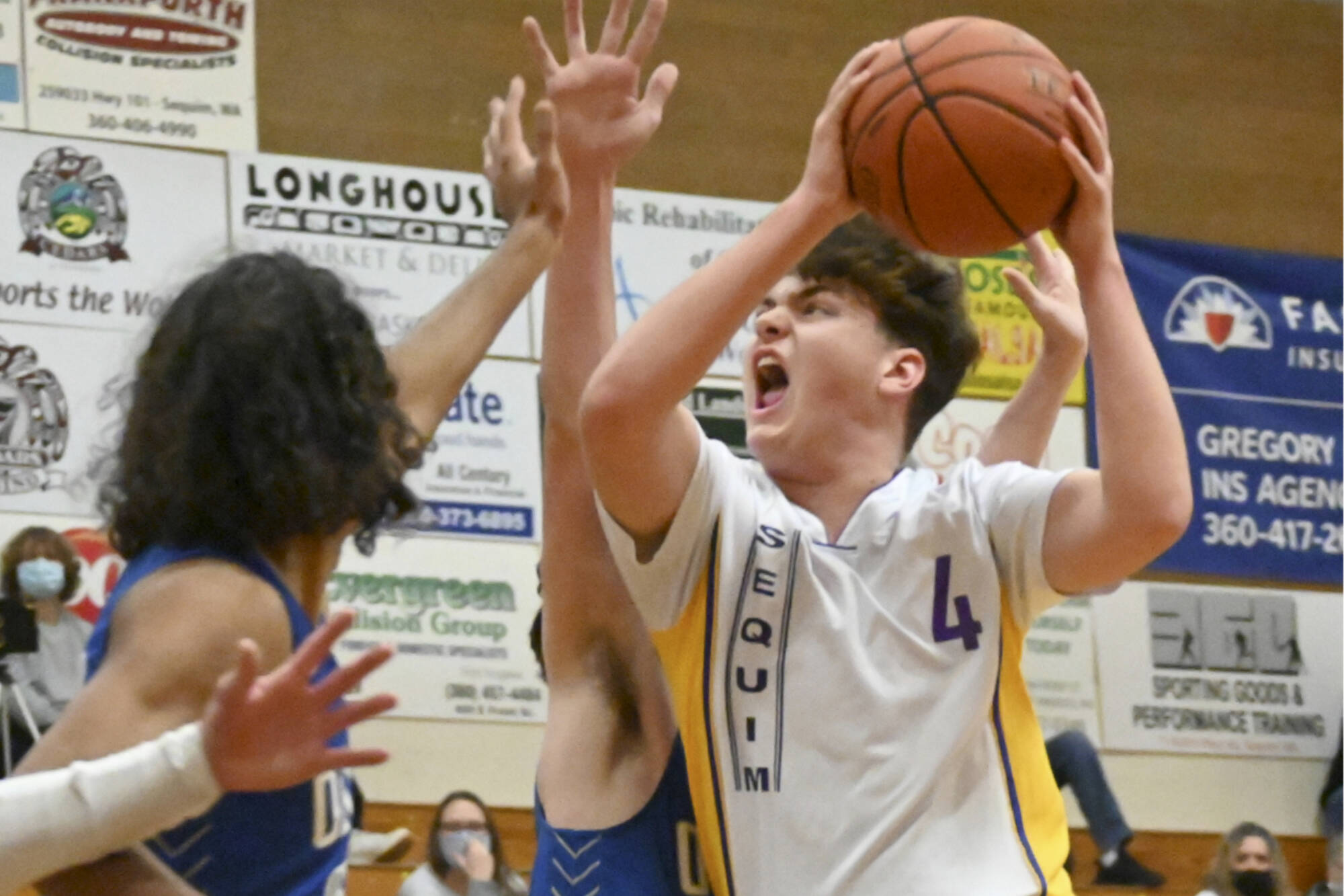 Sequim's Keenen Green (4) drives the ball to the basket against Olympic on Monday night in Sequim. (Michael Dashiell/Olympic Peninsula News Group)