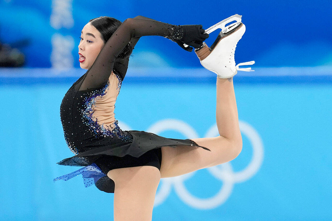 Karen Chen, dari Amerika Serikat, berkompetisi dalam kompetisi skating tim program pendek putri di Olimpiade Musim Dingin 2022 pada hari Minggu, menggunakan musik oleh komposer Sequim Jennifer Thomas.  (Foto AP/Natacha Pisarenko)