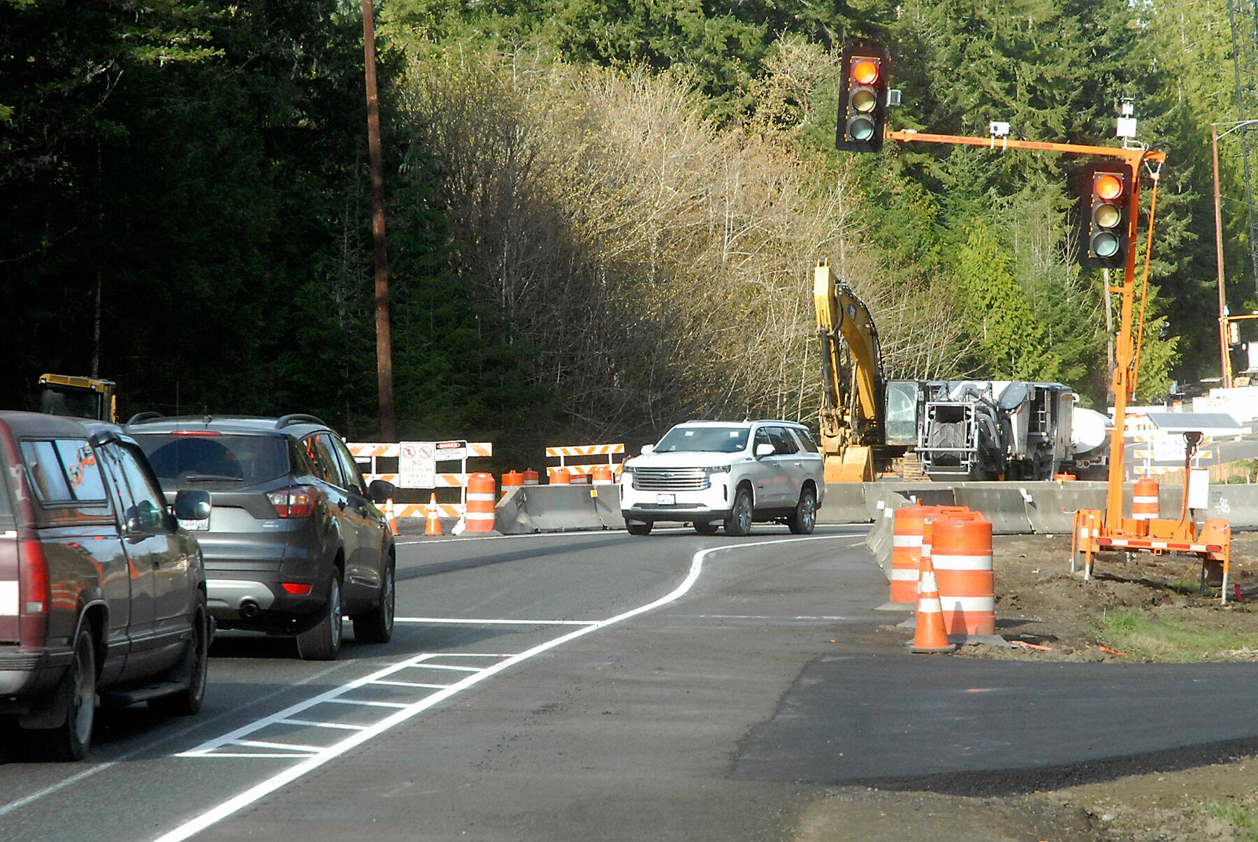 Traffic waits at a temporary stoplight controlling a one-lane temporary bridge that bypasses a construction zone on U.S. Highway 101 at Indian Creek west of Port Angeles on Saturday. (Keith Thorpe/Peninsula Daily News)