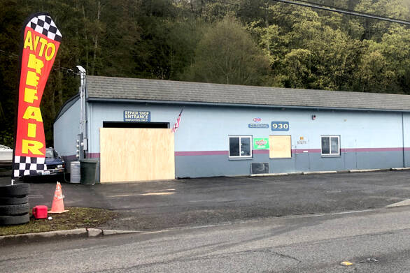 A building stands boarded up Monday along West Marine Drive following a seven-hour standoff Sunday in Port Angeles. (Keith Thorpe/Peninsula Daily News)