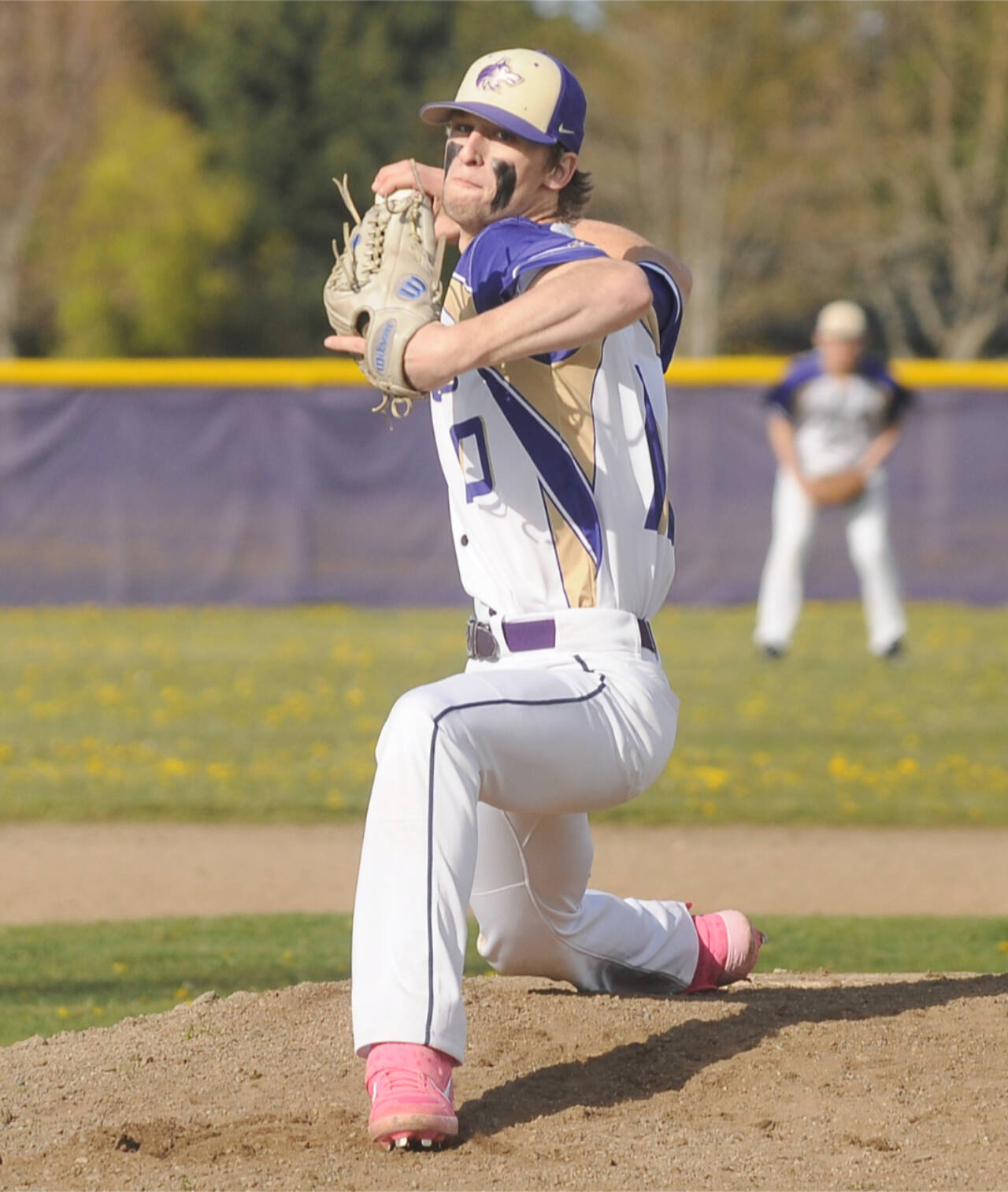 Sequim’s Zach McCracken delivers a pitch to Bremerton in Sequim on Tuesday. (Michael Dashiell/Olympic Peninsula News Group)