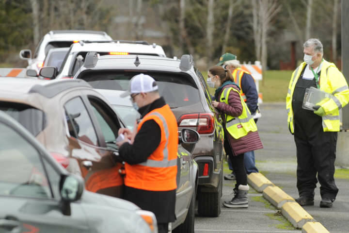 Jamestown Family Health Clinic staff and Community Emergency Response Team (CERT) members help individuals get registered for COVID-19 vaccinations at the tribe’s clinic in January 2021. (Michael Dashiell/Olympic Peninsula News Group)