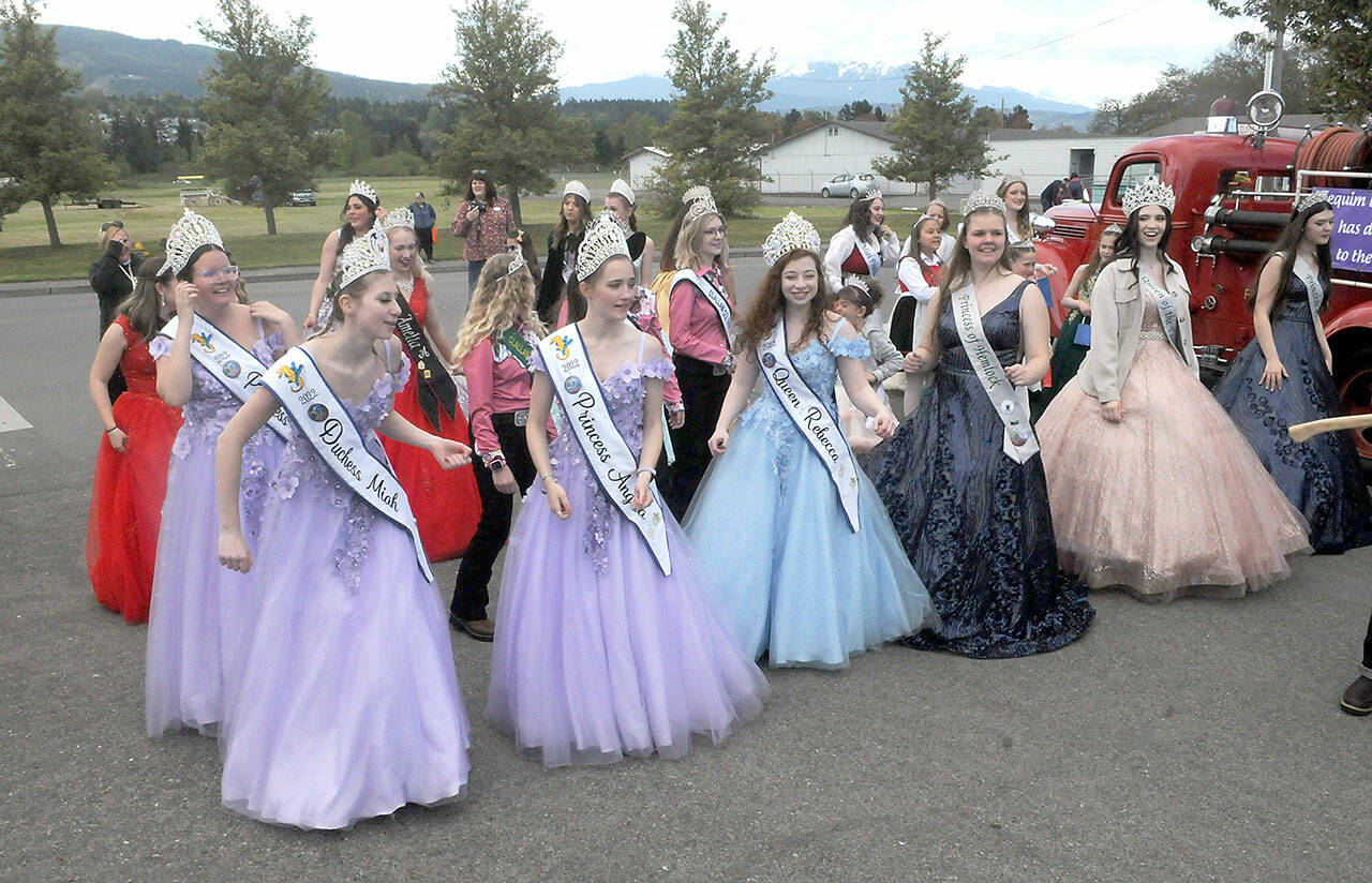 Irrigation Festival and visiting royalty take part in a combined dance session at the beginning of the grand parade on Saturday. (Keith Thorpe/Peninsula Daily News)