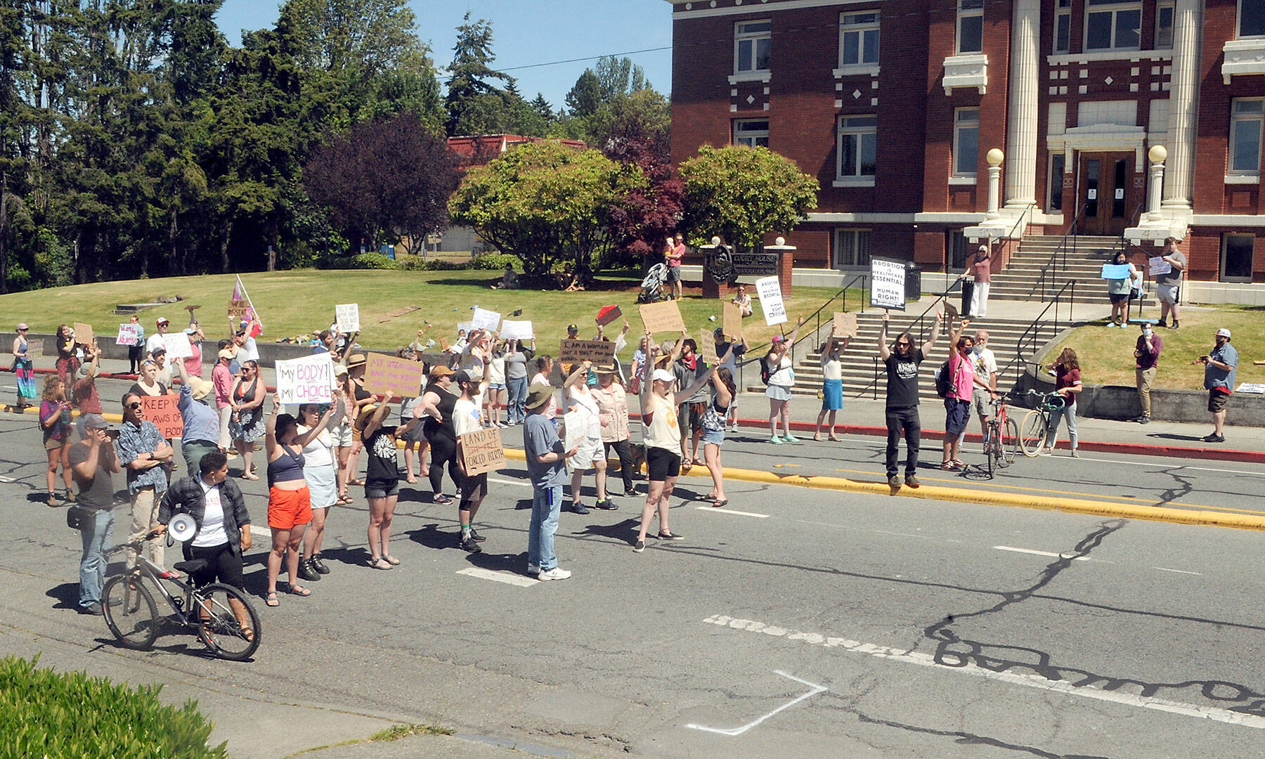 Women’s rights supporters block traffic on Lincoln Street in front of the Clallam County Courthouse for one minute symbolizing the report that every minute, a woman dies from complications from child bearing. (Keith Thorpe/Peninsula Daily News)