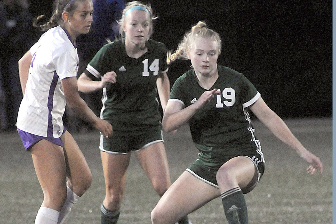 KEITH THORPE/PENINSULA DAILY NEWS
Port Angeles' Paige Mason, right, slips past North Kitsap's Syleena Hogan, left, as teammate Anna Petty looks on during Tuesday's match at Peninsula College.