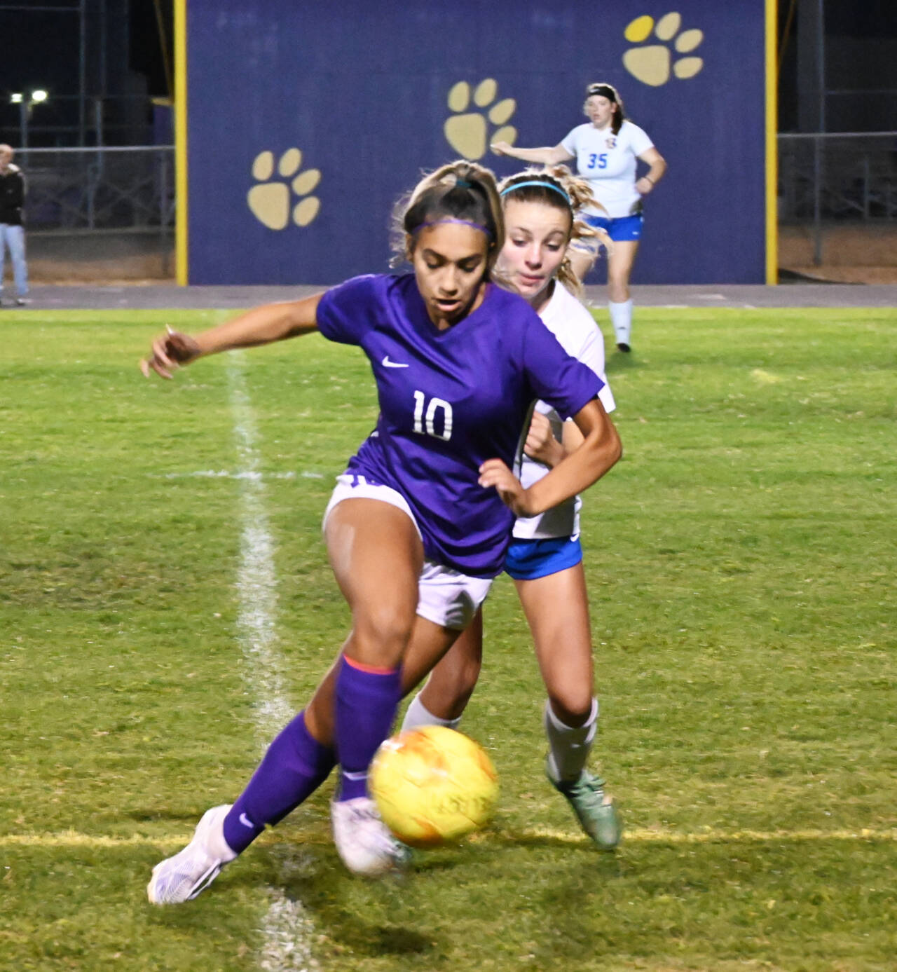 Michael Dashiell/Olympic Peninsula News Group Sequim’s Jennyfer Gomez vies for the ball with Bremerton’s Melanie Uhrich in the Wolves’ 4-0 win in Sequim on Sept. 29.