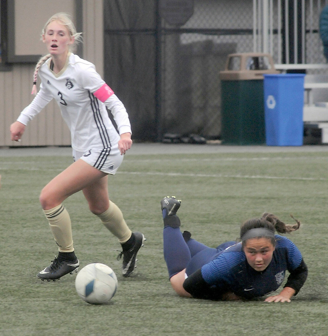 KEITH THORPE/PENINSULA DAILY NEWS
Peninsula's Millie Long, left, watches as Bellevue's Peyton Pine gets tripped up during the first half of Wednesday's match in Port Angeles.