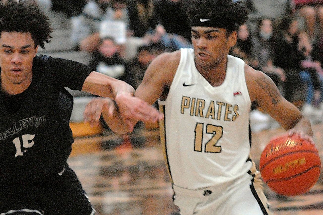 Keith Thorpe/Peninsula Daily News
Peninsula's Roosevelt Williams Jr., right, tries to push past Bellevue's Nate Johnson on Saturday evening on the Pirate home court.