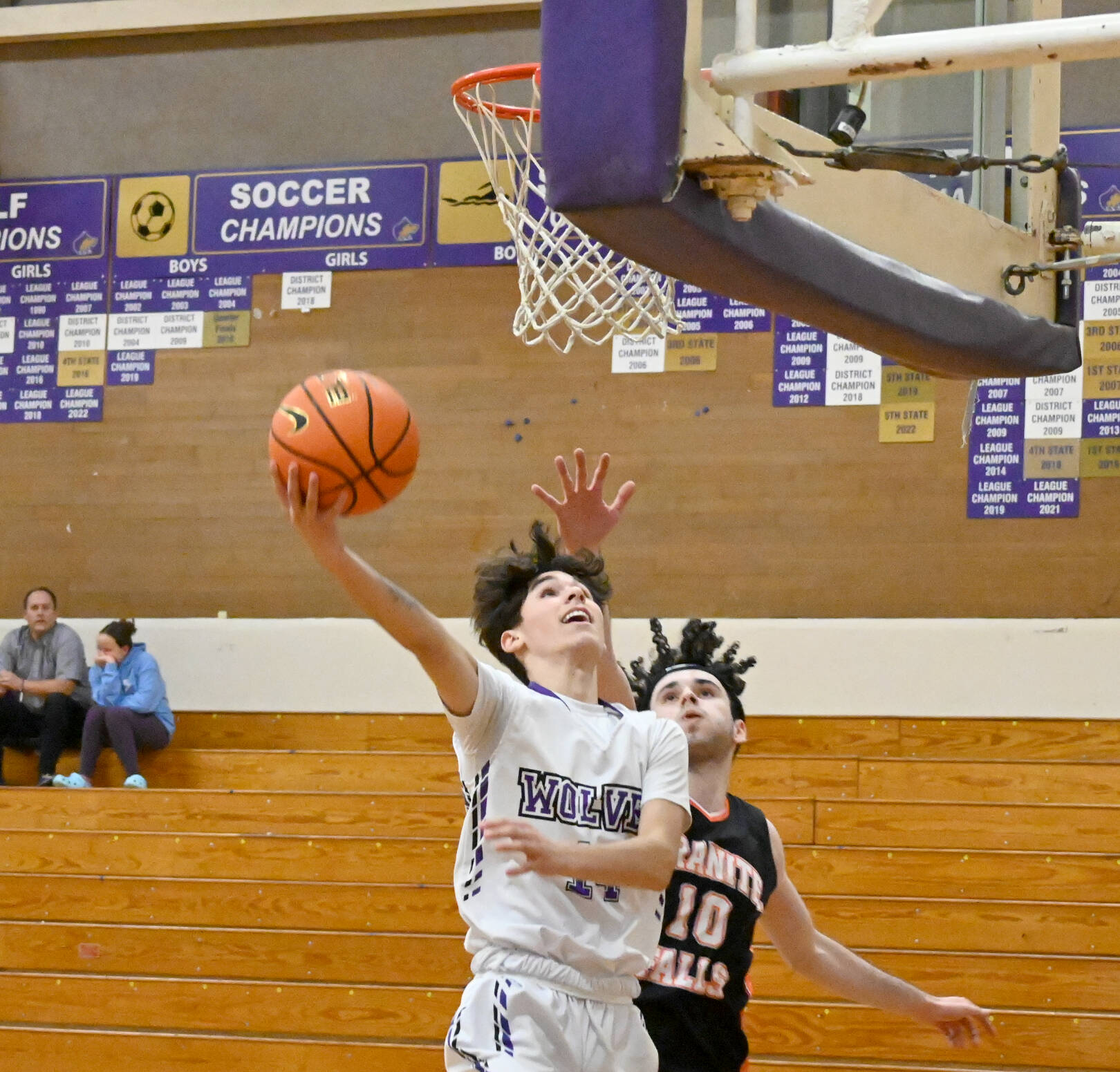 Michael Dashiell/Olympic Peninsula News Group
Sequim’s Vincent Carrizosa to the rim defended by Granite Falls’ Marcus Klammt on Thursday. Sequim won 78-43.