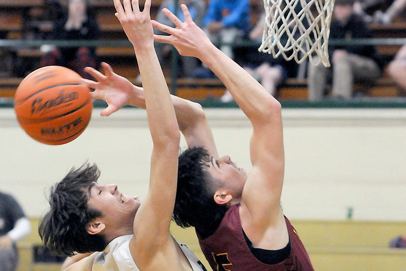 KEITH THORPE/PENINSULA DAILY NEWS
Port Angeles' Tyler Hunter, left, and Kingston's Dakota Standley fight for a rebound during Thursday night's game at Port Angeles High School.