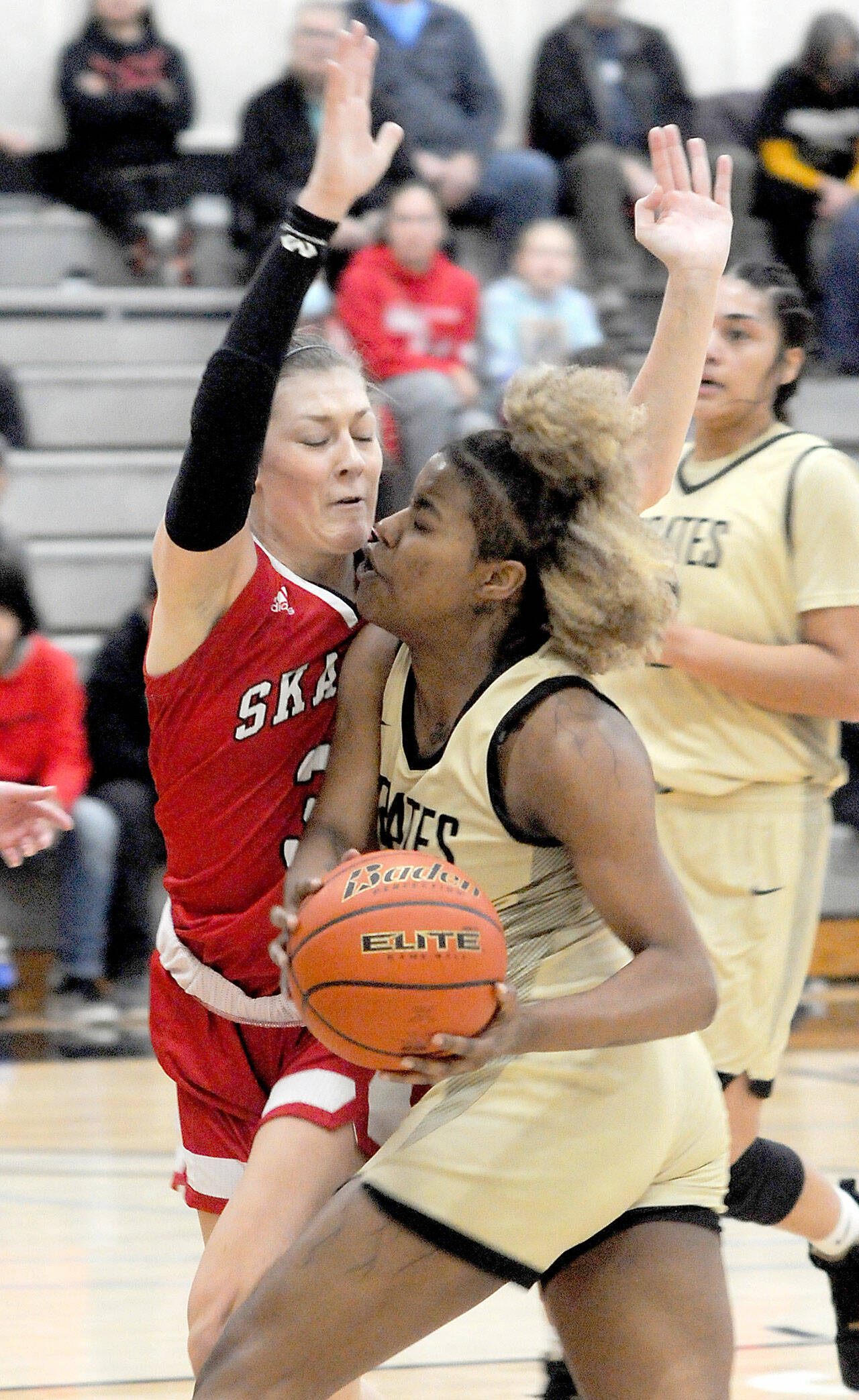 KEITH THORPE/PENINSULA DAILY NEWS
Peninsula's Chasity Selden, front, pushes to the lane into the defense of Skagit Valley's Liv Tjoelker on Wednesday on the Peninsula College home court in Port Angeles.