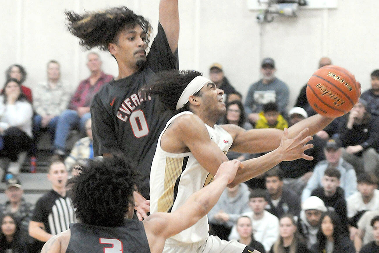 Keith Thorpe/Peninsula Daily News
Peninsula's Roosevelt Williams Jr. looks for the layup as Everett's Tyriq Luke, front, and Leon Sayers hold the lane on Wedneday's regular season finale at Peninsula College in Port Angeles.