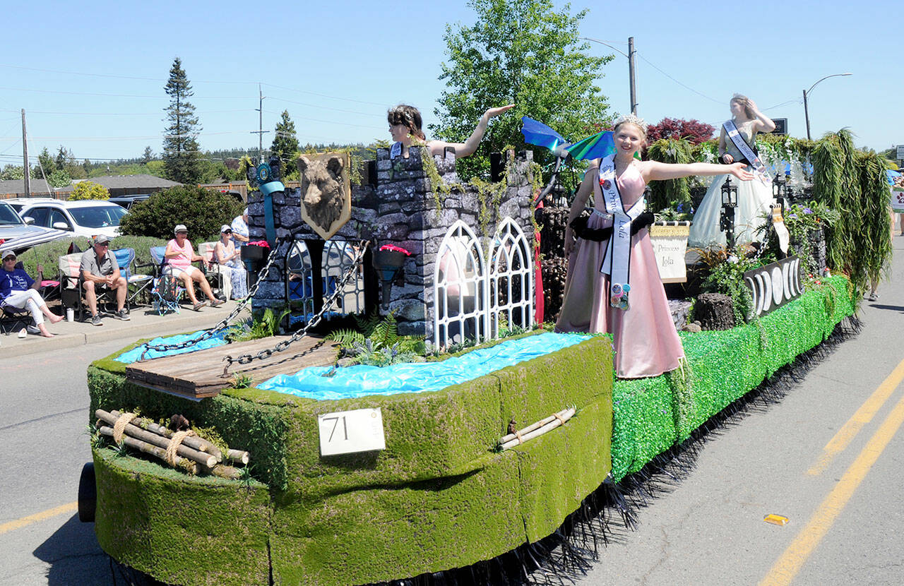 The McCleary Bear Festival float took the Irrigation Festival Grand Parade’s Mayor’s Award on Saturday. (Keith Thorpe/Peninsula Daily News)