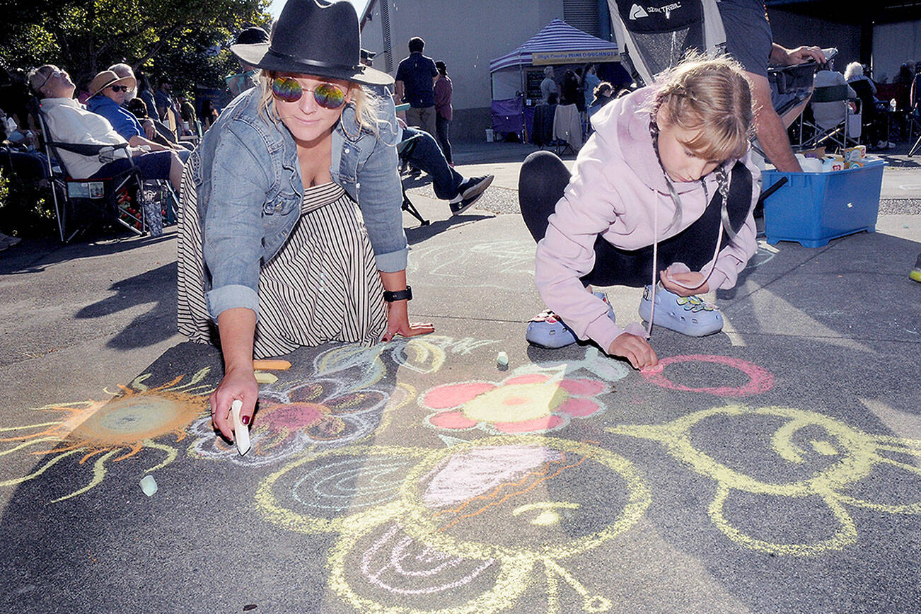 KEITH THORPE/PENINSULA DAILY NEWS
Melissa Preit of Port Angeles and her daughter, Avanelle Priet, 11, make chalk drawings on the sidewalk to the music of The Spin-Offs during Wednesday's season-opening Concert on the Pier music series at Port Angeles City Pier.