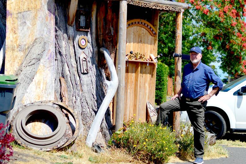 A bright sun shone Tuesday afternoon on Kevin Mason and his Raccoon Lodge in Uptown Port Townsend. (Diane Urbani de la Paz/For Peninsula Daily News)
