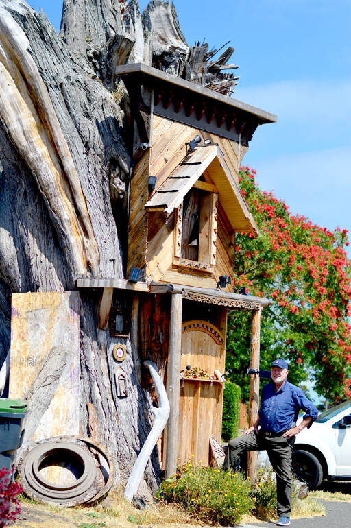 A bright sun shone Tuesday afternoon on Kevin Mason and his Raccoon Lodge in Uptown Port Townsend. (Diane Urbani de la Paz/For Peninsula Daily News)