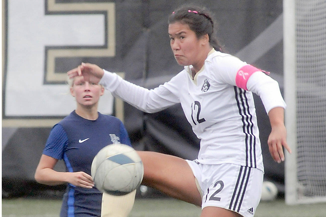 KEITH THORPE/PENINSULA DAILY NEWS
Peninsula's Keilee Silva steps high for the ball as Bellevue's Daisy Morris look on during Wednesday's match in Port Angeles.