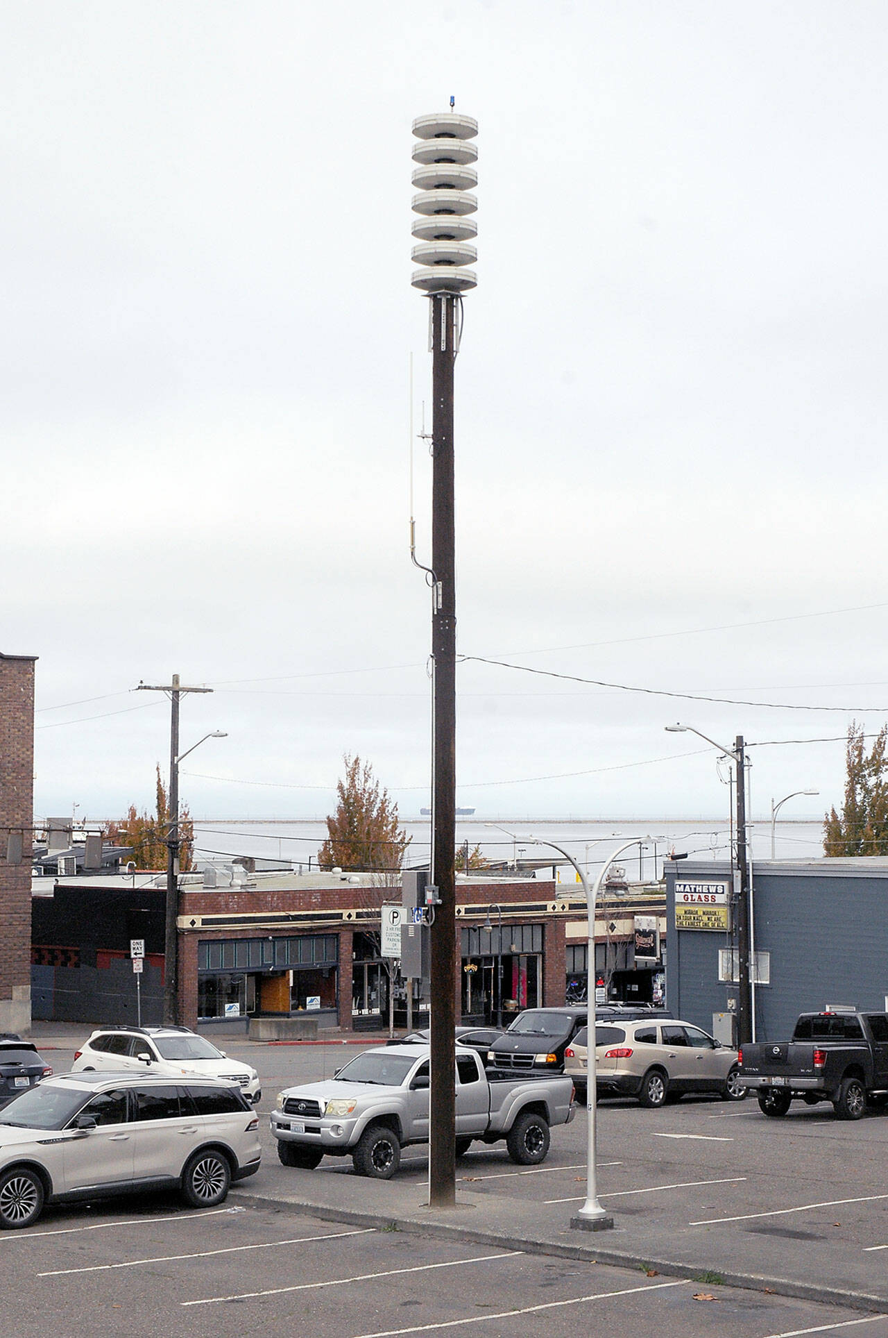 A tsunami alert siren in the public parking lot at First and Lincoln streets in downtown Port Angeles sounded during Thursday’s Great ShakeOut earthquake drill. (Keith Thorpe/Peninsula Daily News)