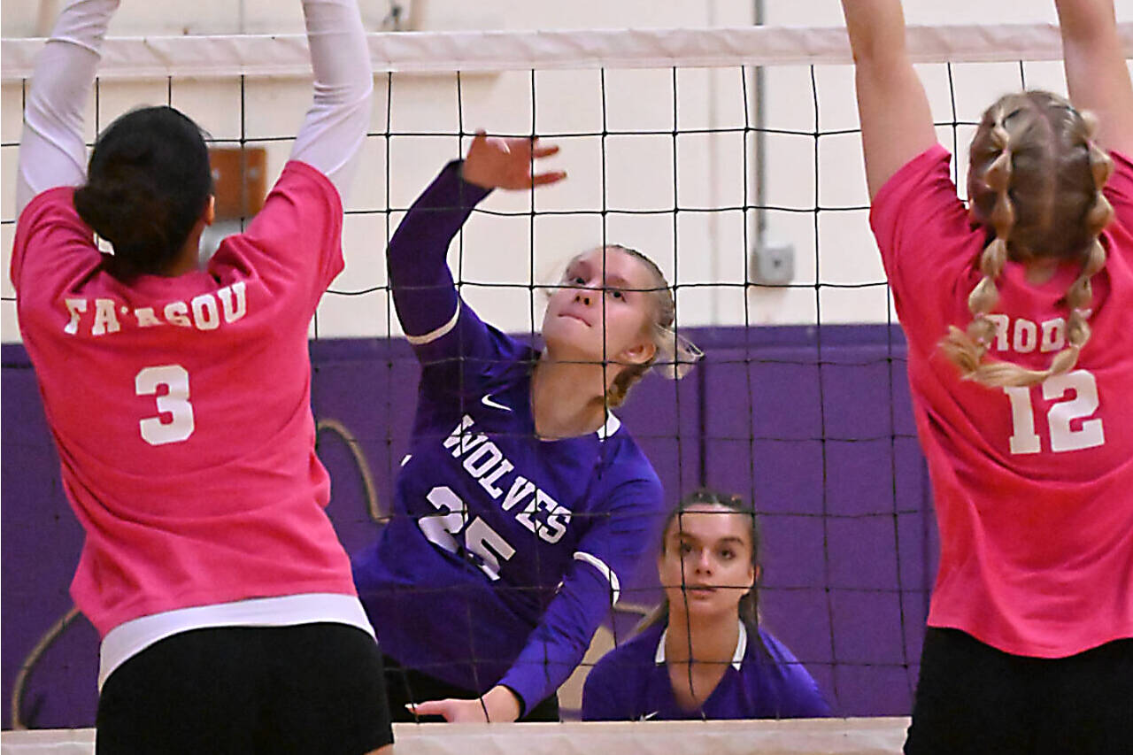 Sequim’s Jolene Vaara (25) and Arianna Stovall (33) were both named to the Olympic League first team for volleyball. (Michael Dashiell/Olympic Peninsula News Group)